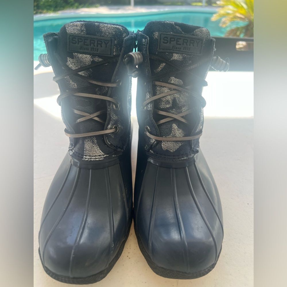 Sperry Saltwater Met Camo Blue/Silver Duck Boot Size 6.5, Winter/Rain boots,